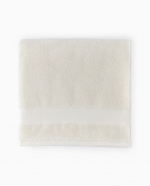 Bello Ivory Hand Towel Indulge in the soft simplicity of Bello, crafted from the finest combed cotton to weave a perfectly plush and absorbent towel. Premium color performance through a revolutionary dyeing process renders them fade-resistant in sunlight, repeated washings, and most common bleaching agents. 
Made in Portugal 
100% Combed cotton 
Terry with honeycomb patterned dobby border 
Fade-resistant dyes 